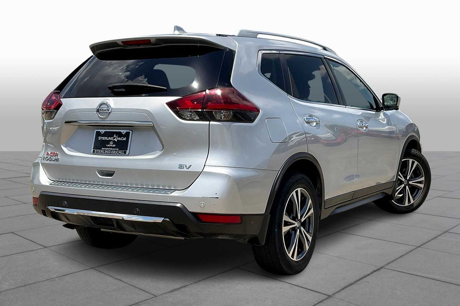 2019 Nissan Rogue SV photo 11