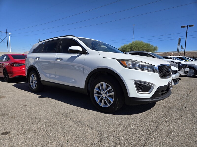 2016 Kia Sorento LX photo 2