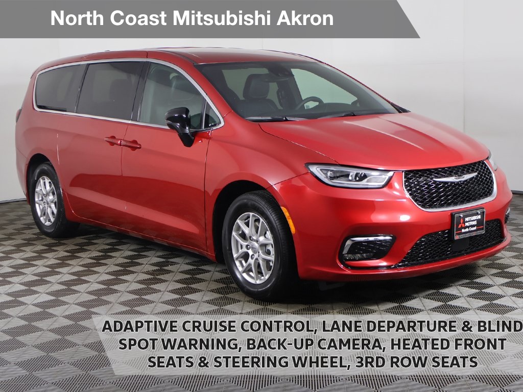 2025 Chrysler Pacifica Select's photo