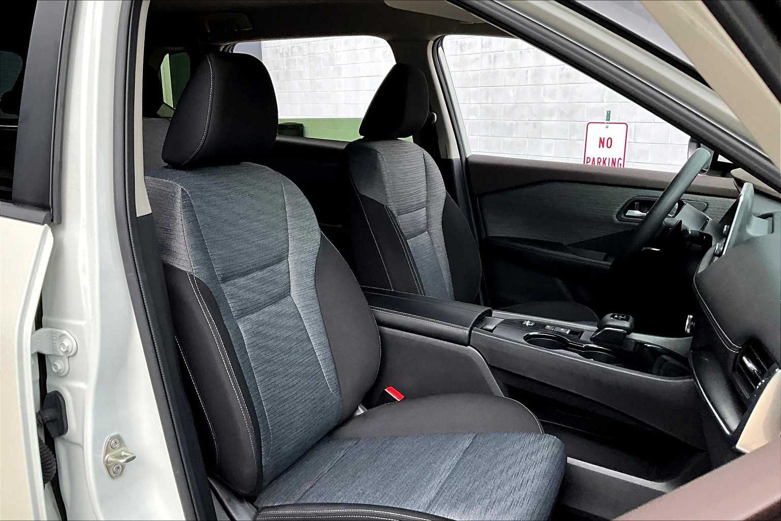 2023 Nissan Rogue SV photo 8