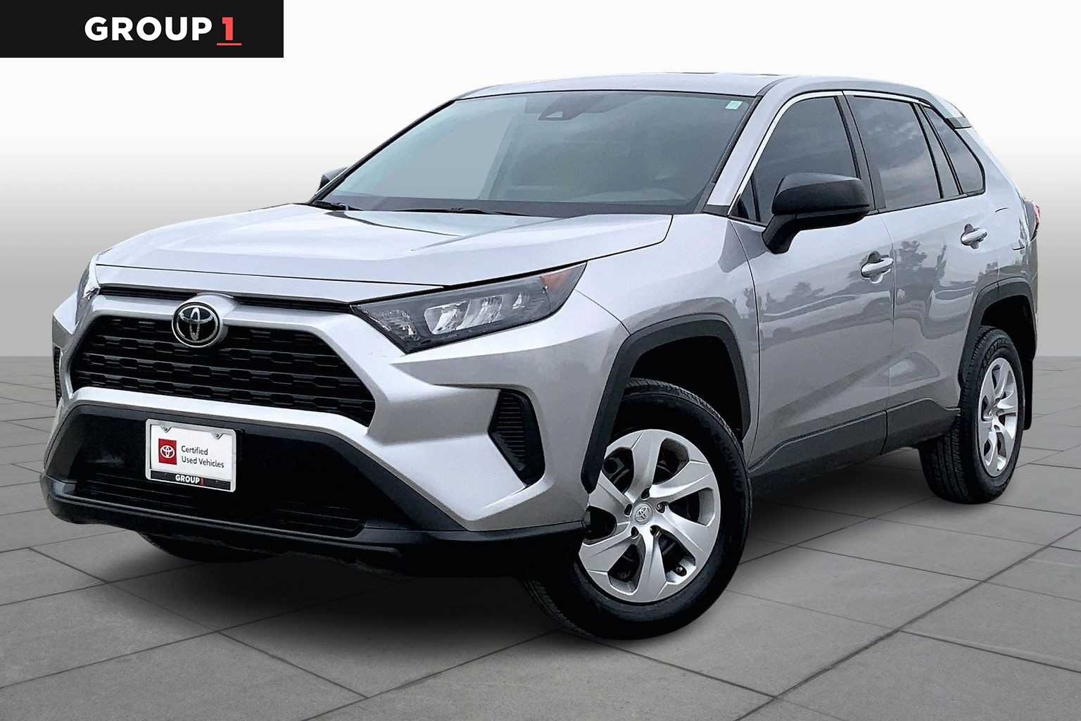 2022 Toyota RAV4 LE's photo