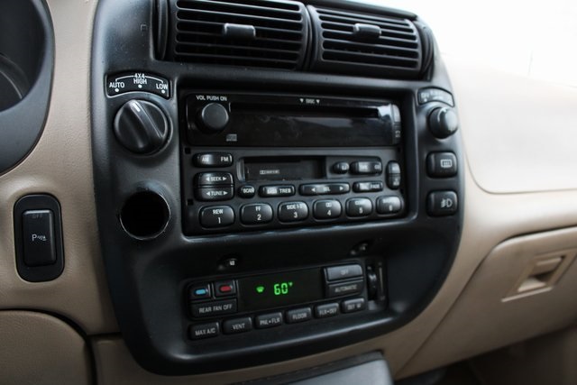 2000 Ford Explorer Eddie Bauer photo 3