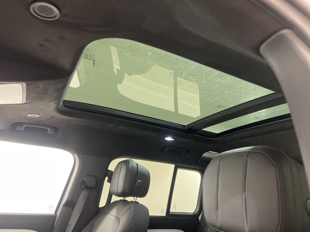2025 Land Rover Defender 110 V8 photo 17