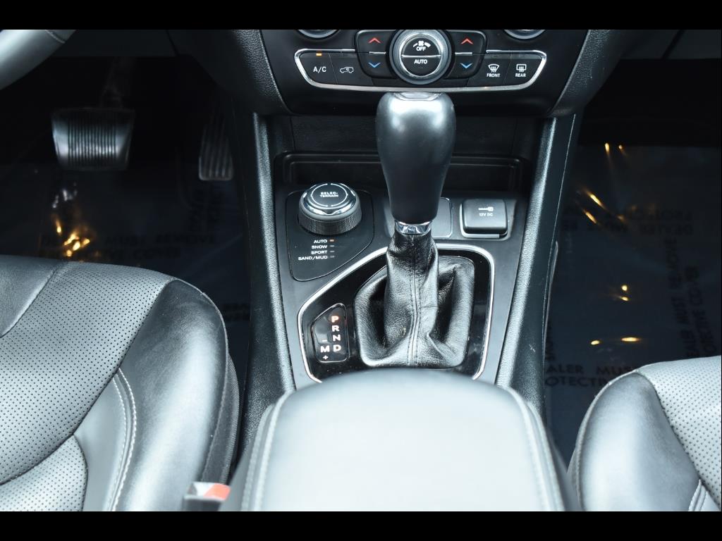 2023 Jeep Cherokee Altitude Lux photo 16