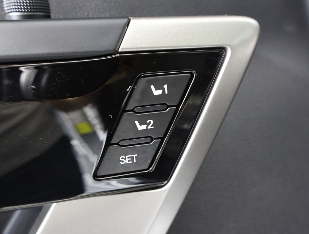2022 Toyota Tundra Limited photo 9