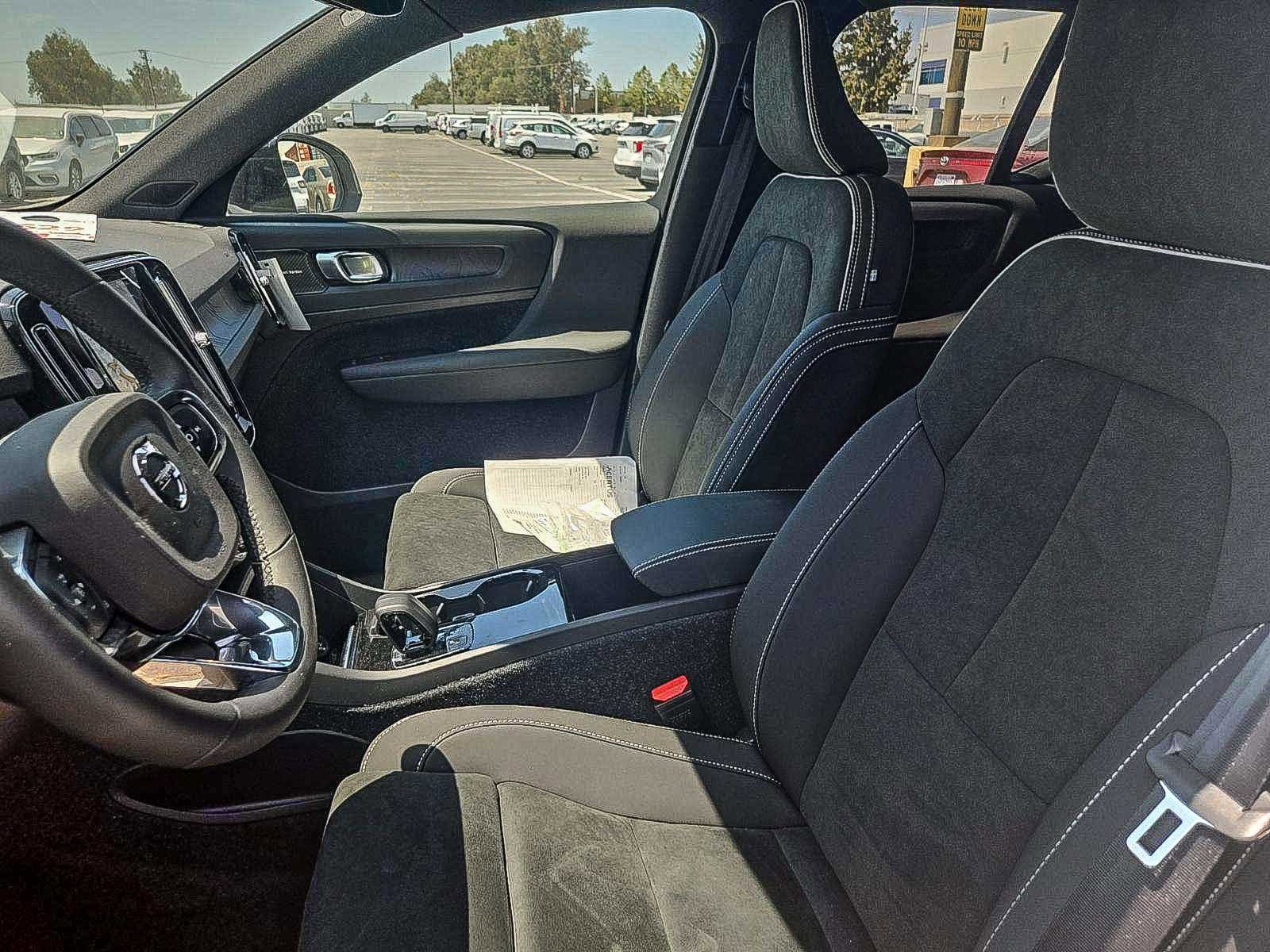 2023 Volvo XC40 Recharge Ultimate photo 3