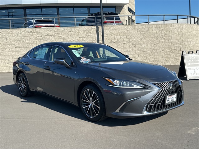 2025 Lexus ES 300h Premium photo 2