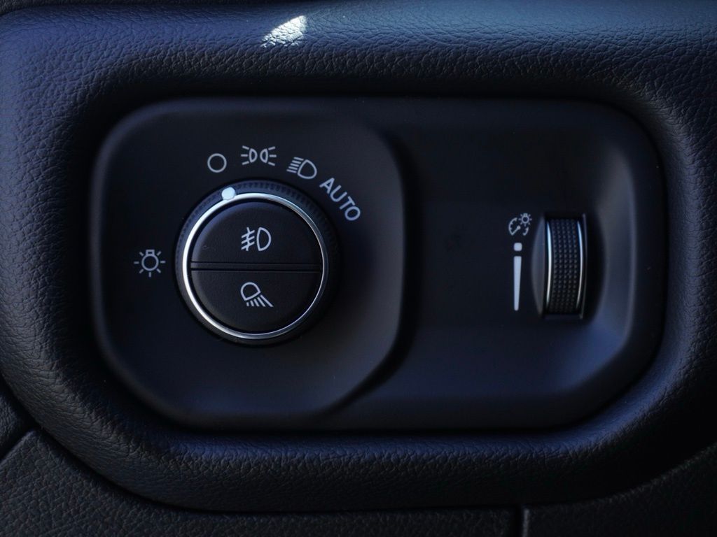 New 2026 Bright White Clear-Coat Exterior Paint RAM Big Horn Sport Appearance Edition image 12