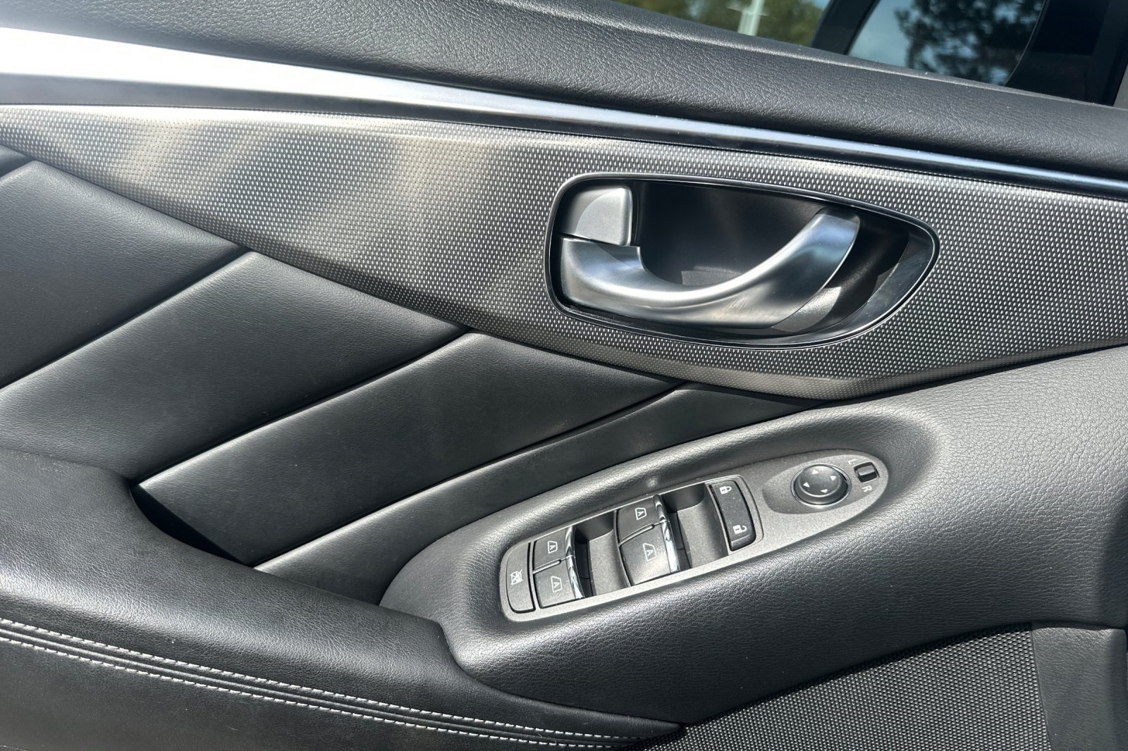 2015 Infiniti Q50 Premium photo 11