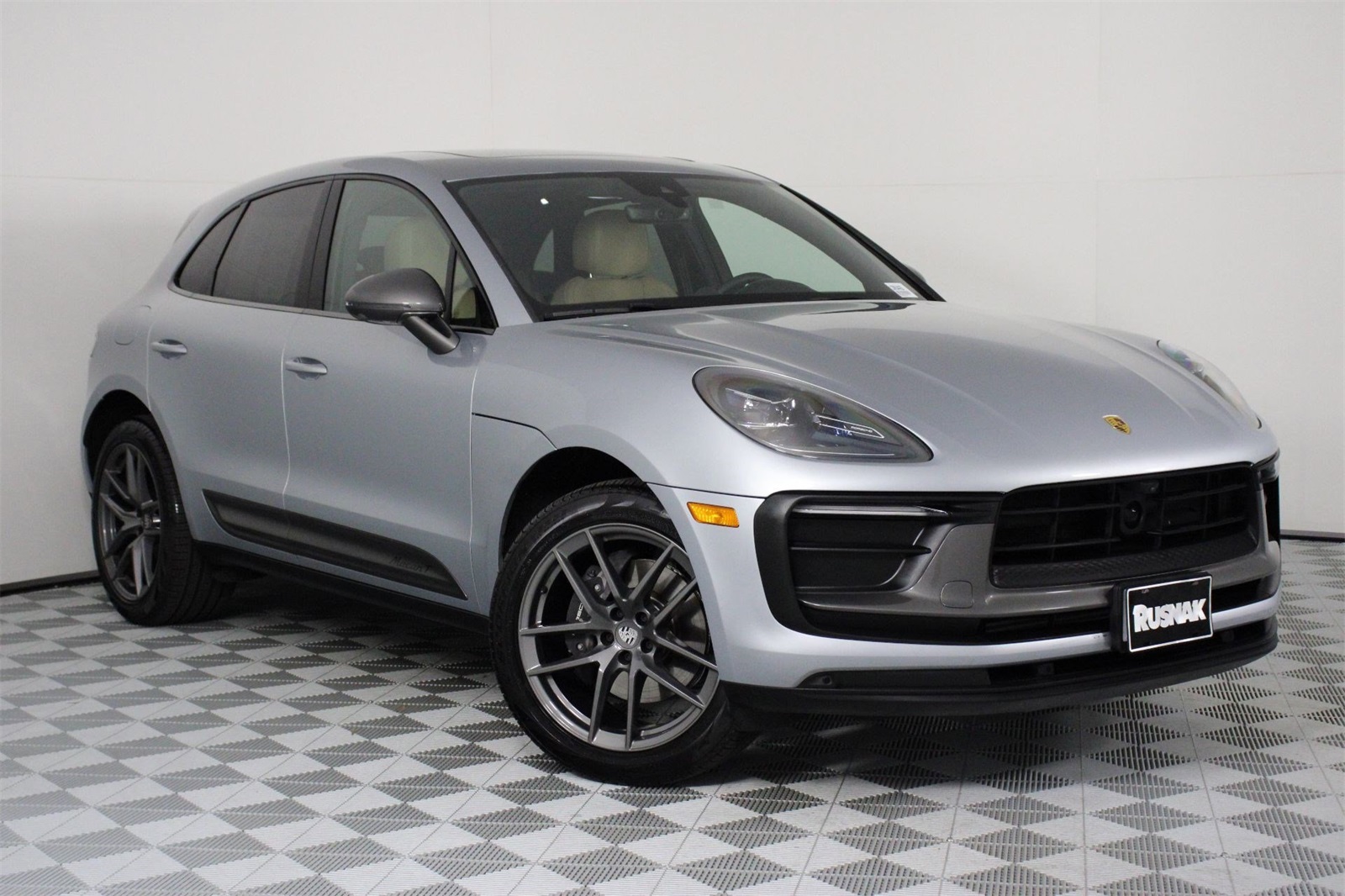 2025 Porsche Macan T photo 9
