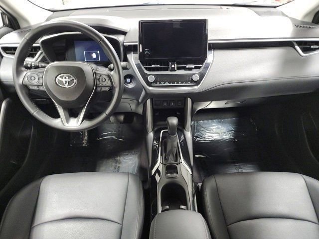 2024 Toyota Corolla Cross XLE photo 2