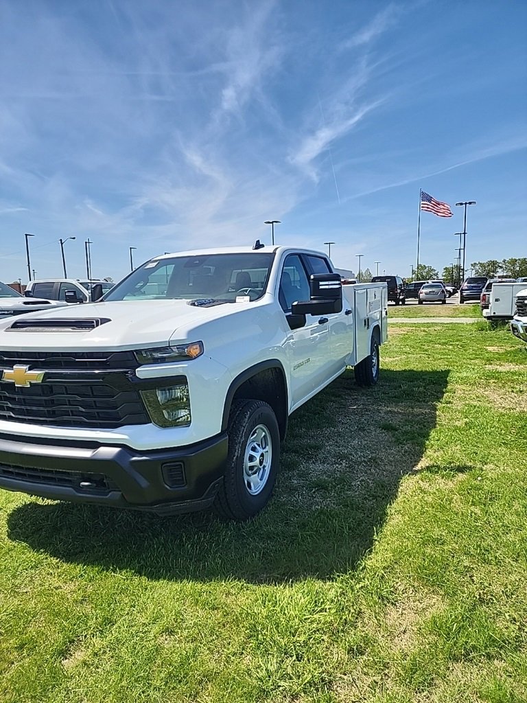 2024 Chevrolet Silverado 2500HD photo 2