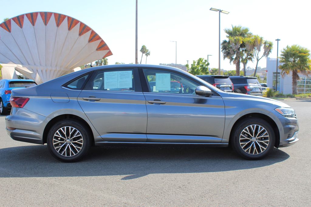 2021 Volkswagen Jetta SE R-Line photo 5