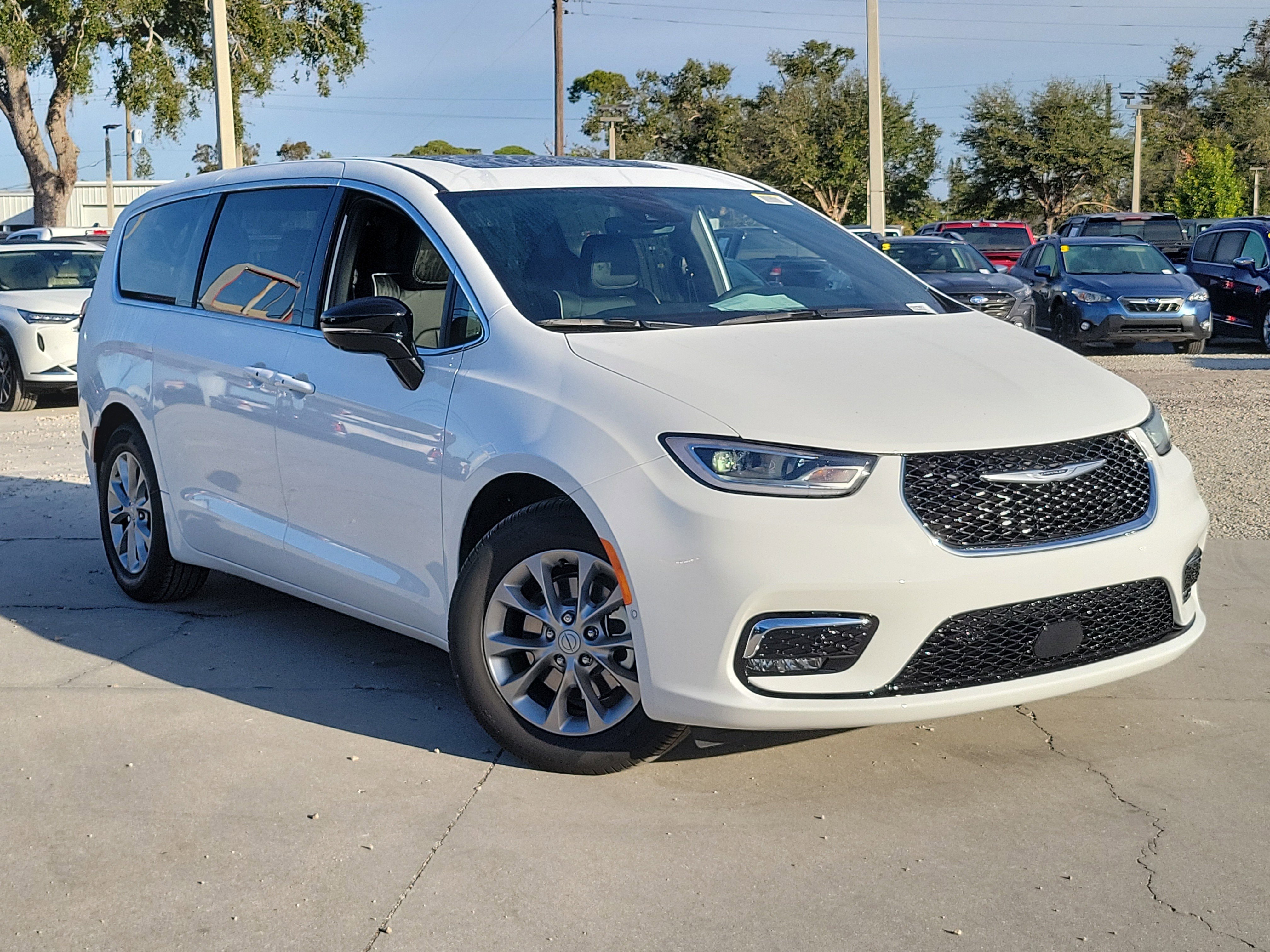 2026 Chrysler Pacifica Limited's photo