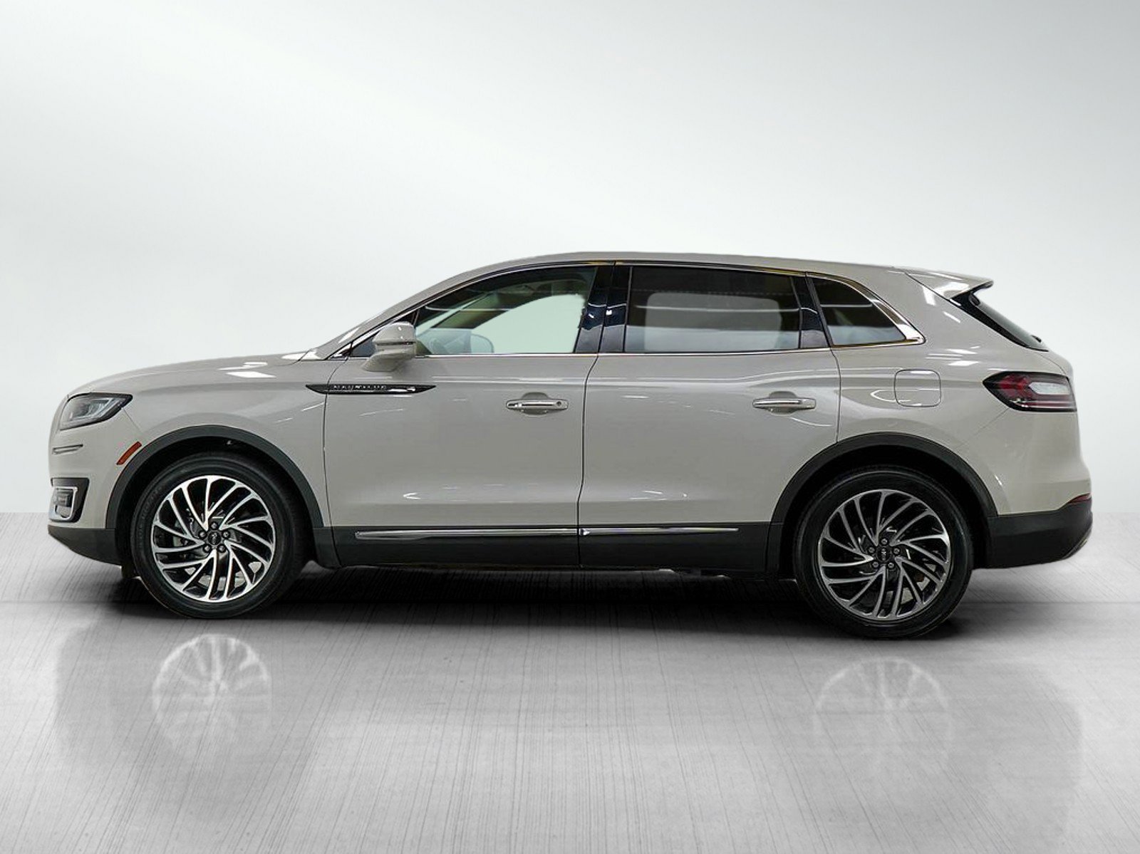 Used 2019 Lincoln Nautilus Reserve with VIN 2LMPJ8L99KBL47073 for sale in Burnsville, Minnesota