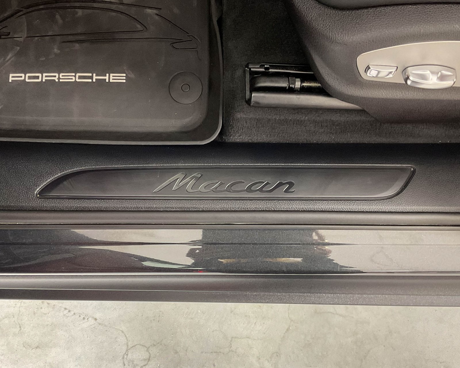 2024 Porsche Macan S photo 15