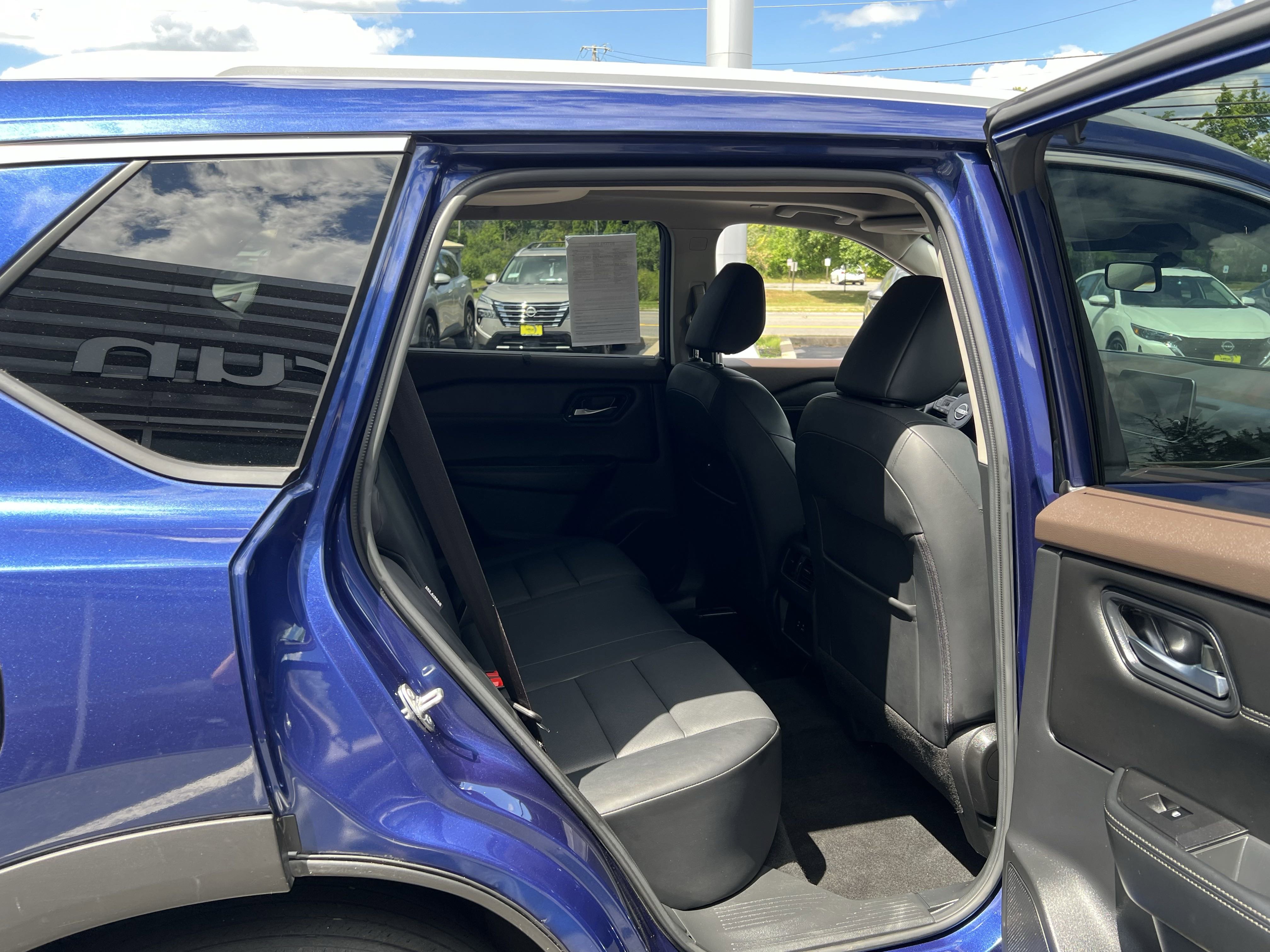 2022 Nissan Rogue SV photo 2