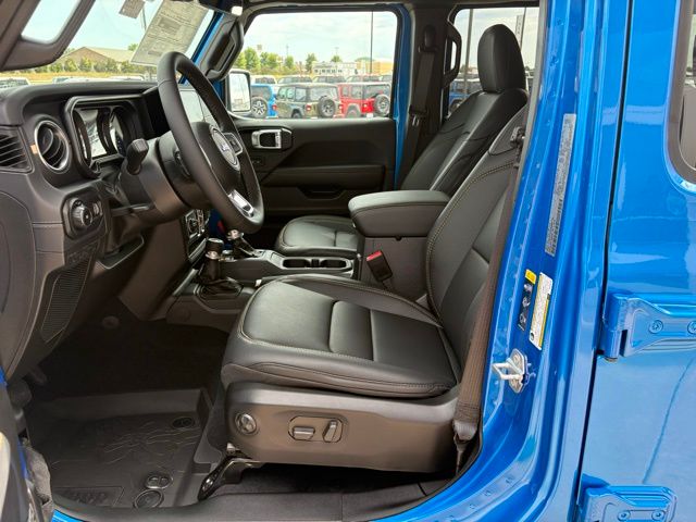 2025 Jeep Wrangler Sahara photo 11