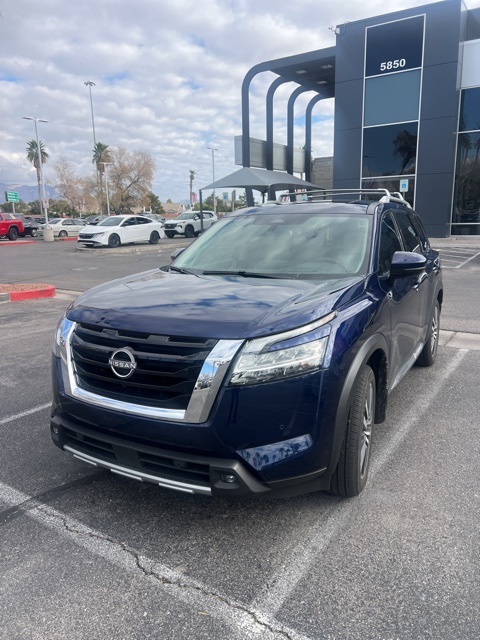 2022 Nissan Pathfinder Platinum's photo