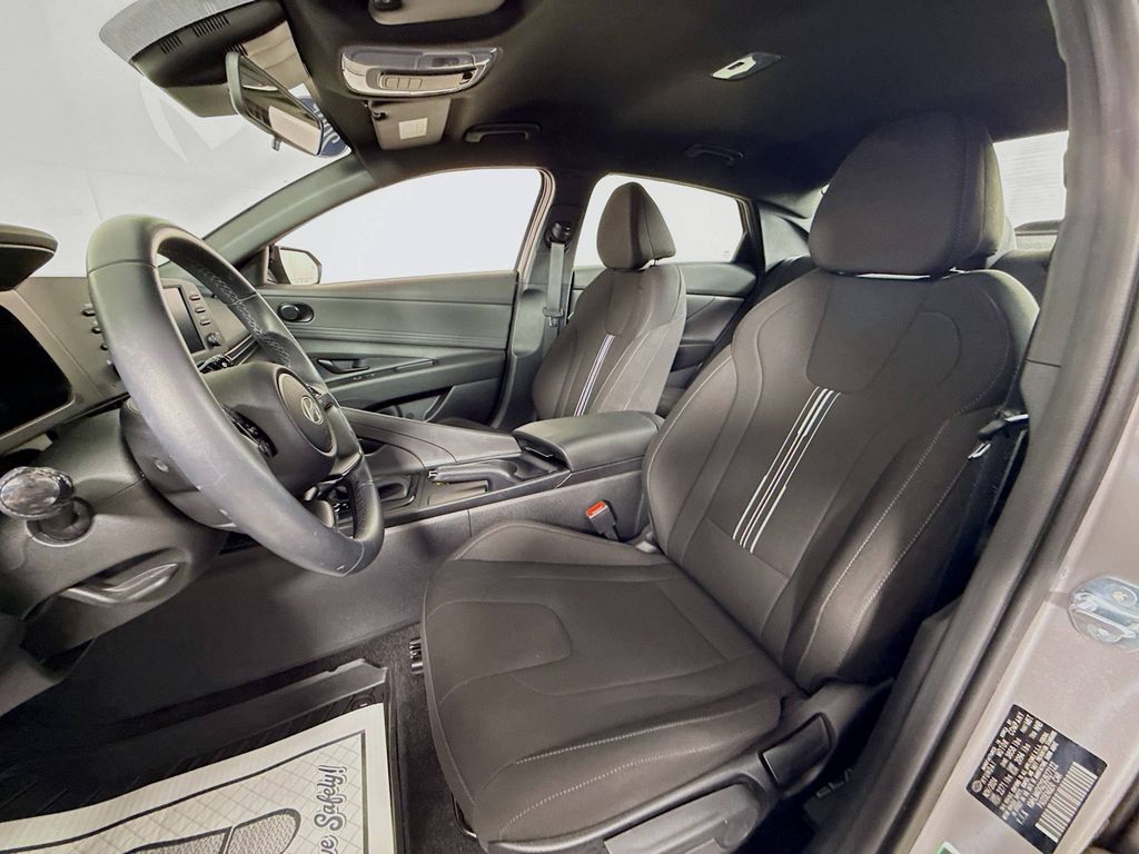 2025 Hyundai Elantra SEL Sport photo 2