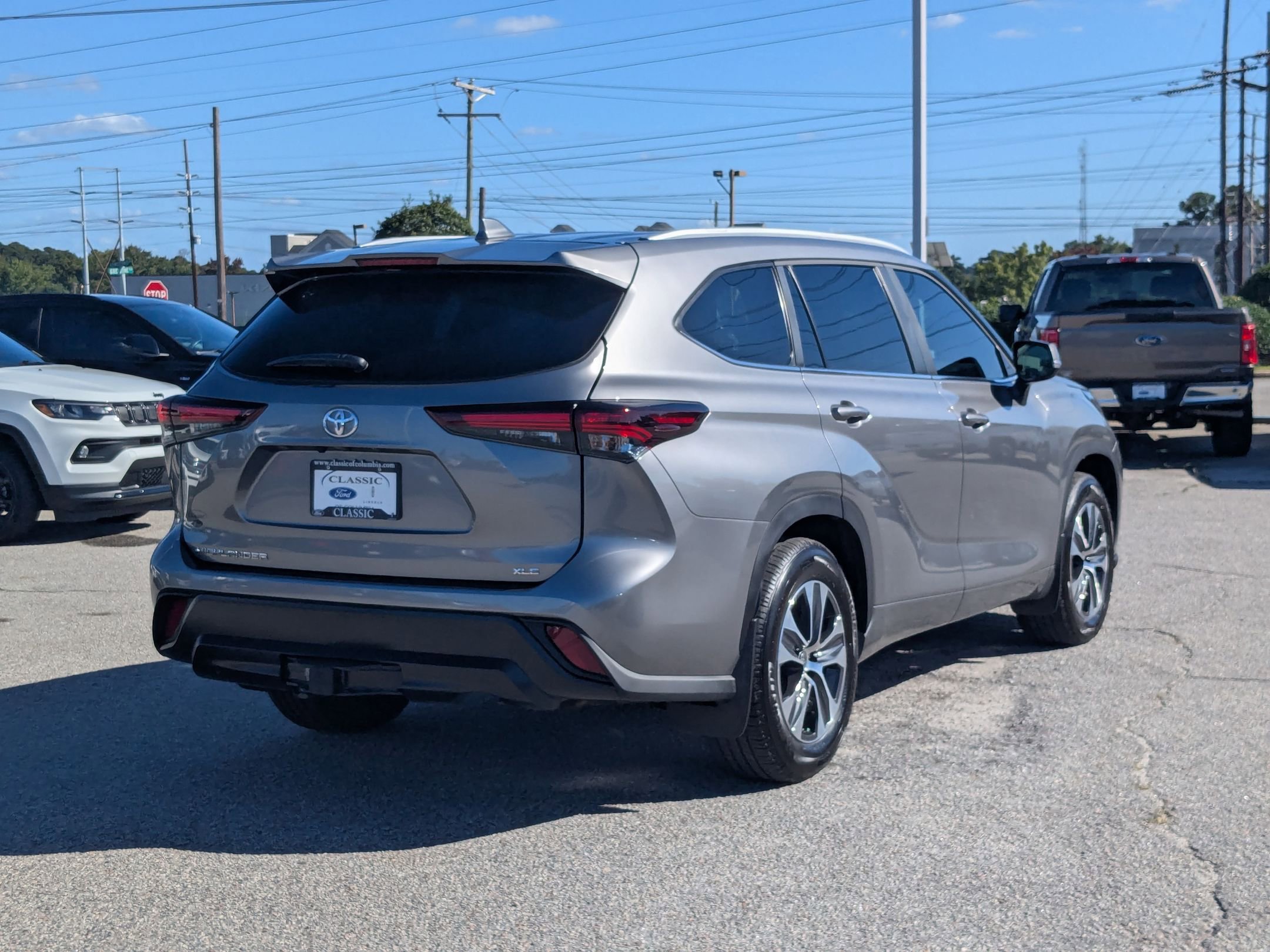 2025 Toyota Highlander XLE photo 2