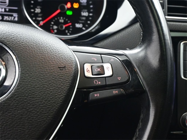 2017 Volkswagen Jetta 1.8T SEL photo 2