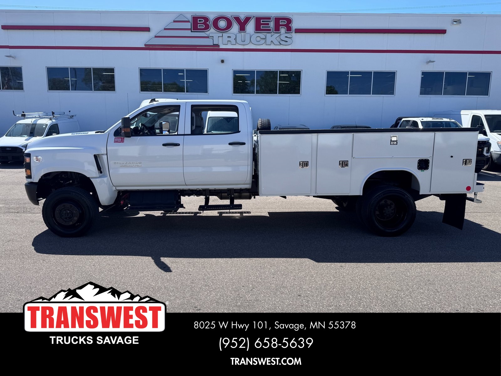 2022 Chevrolet Silverado 5500HD photo 2