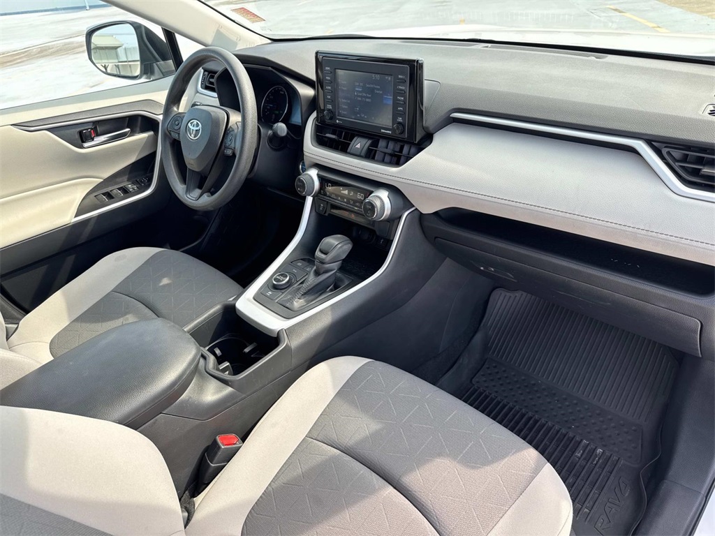 2022 Toyota RAV4 Hybrid XLE photo 11