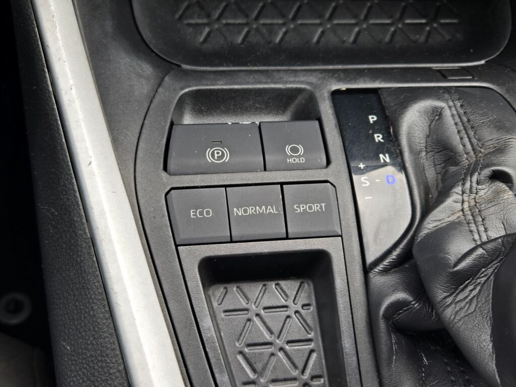 2021 Toyota RAV4 LE photo 20