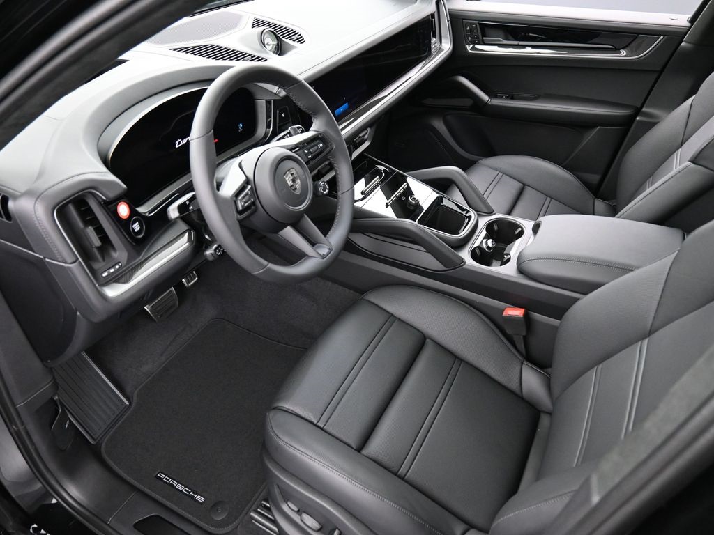 2026 Porsche Cayenne Turbo photo 3