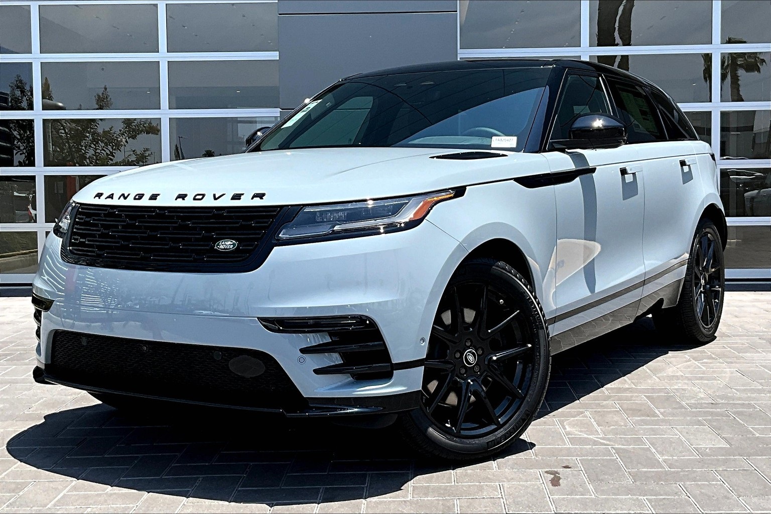 2026 Land Rover Range Rover Velar Dynamic SE's photo