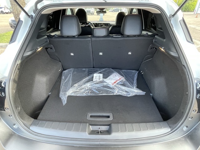 2025 Nissan Kicks SR photo 24