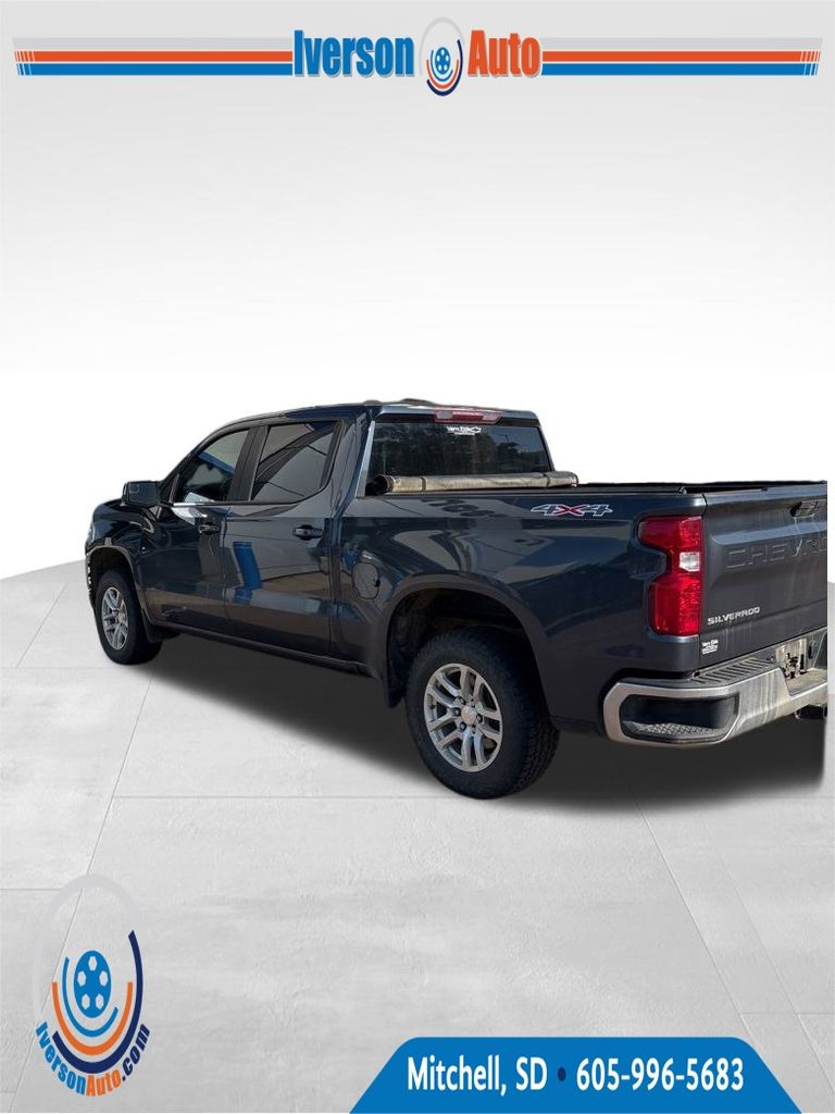 2022 Chevrolet Silverado 1500 LT photo 2