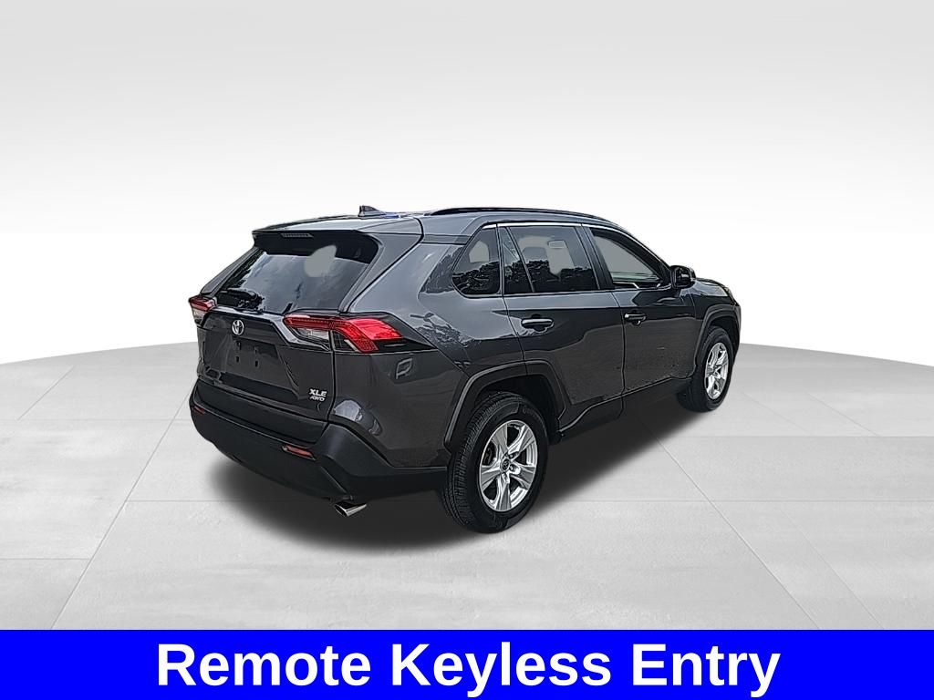 2020 Toyota RAV4 XLE photo 4