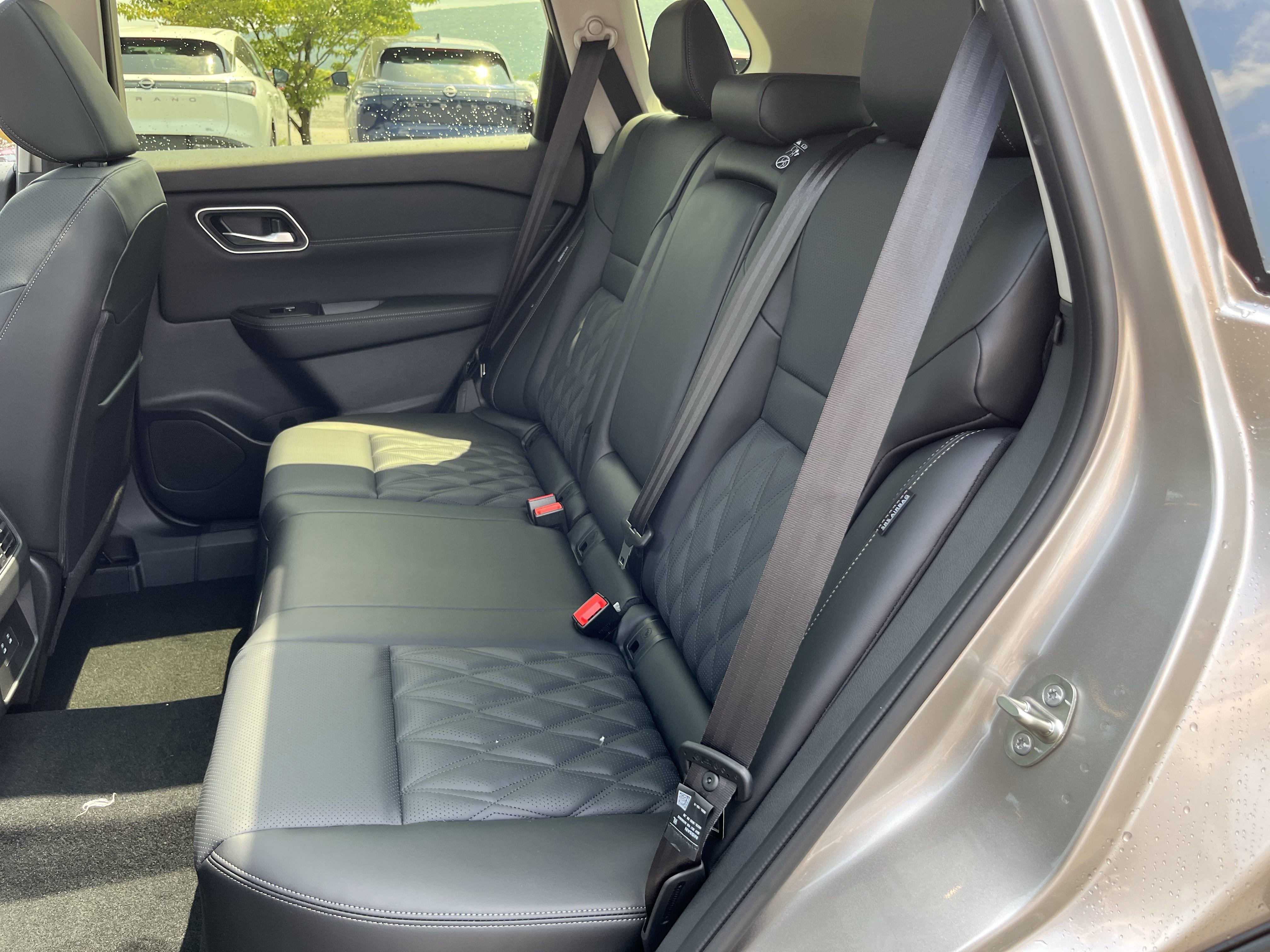 2025 Nissan Rogue Platinum photo 4