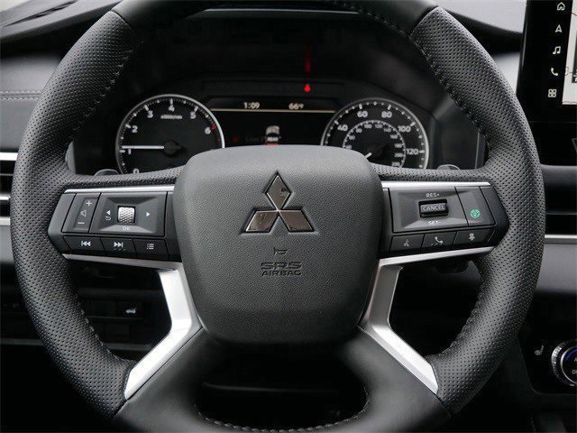 2025 Mitsubishi Outlander SE photo 8