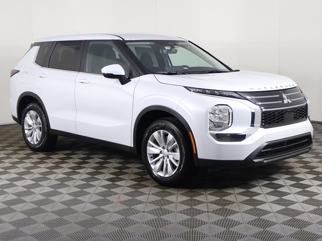 2025 Mitsubishi Outlander ES photo 2