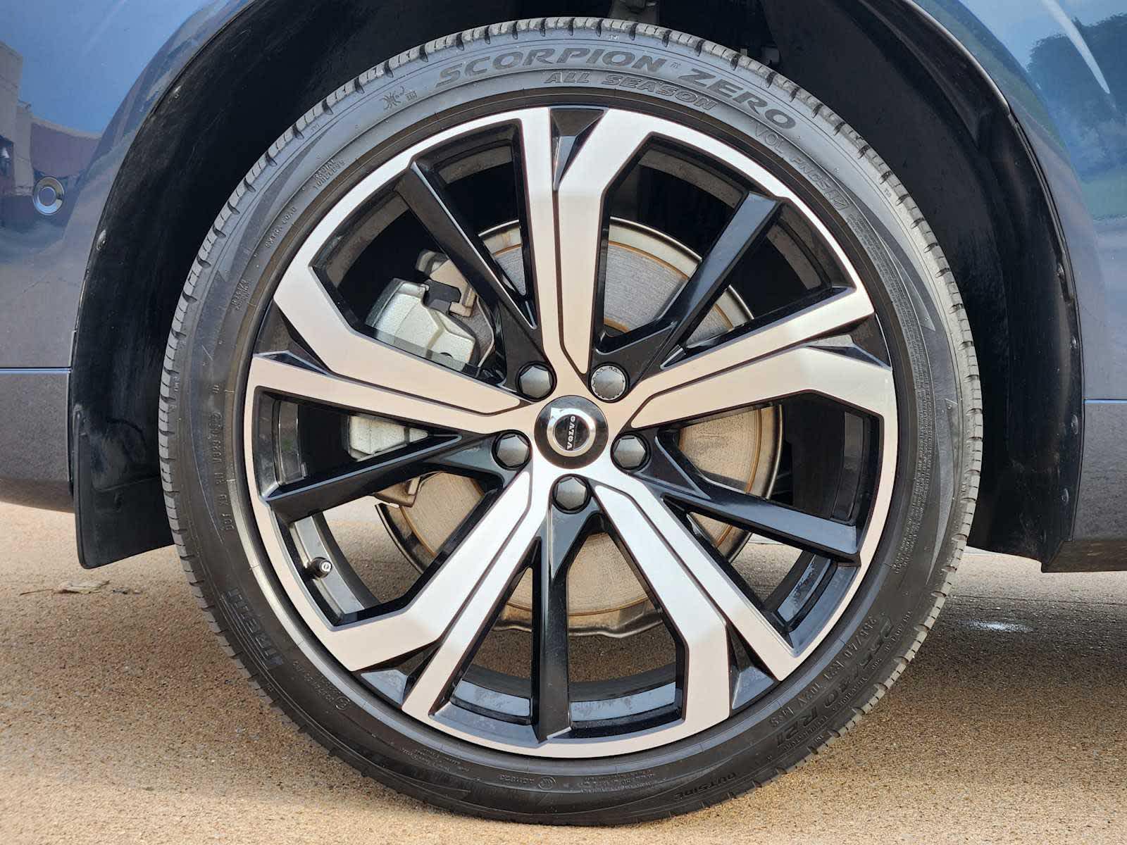 2022 Volvo XC60 R-Design photo 2