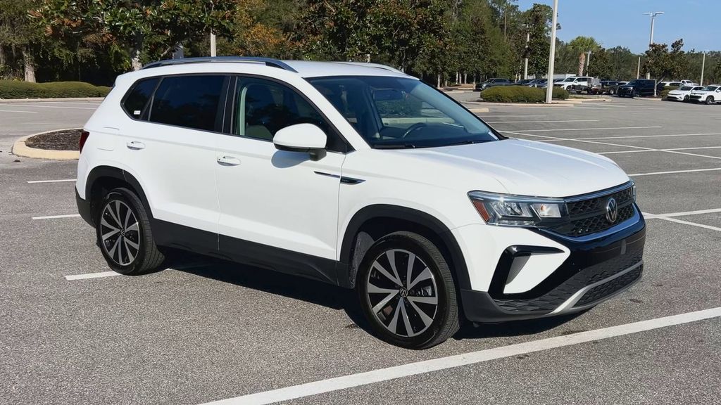 2022 Volkswagen Taos SE photo 2