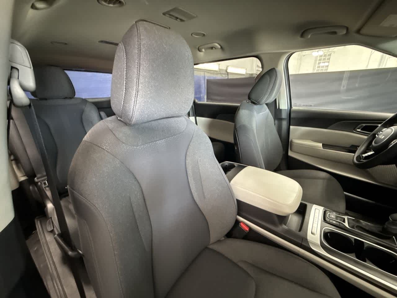 2024 Kia Carnival LX photo 25