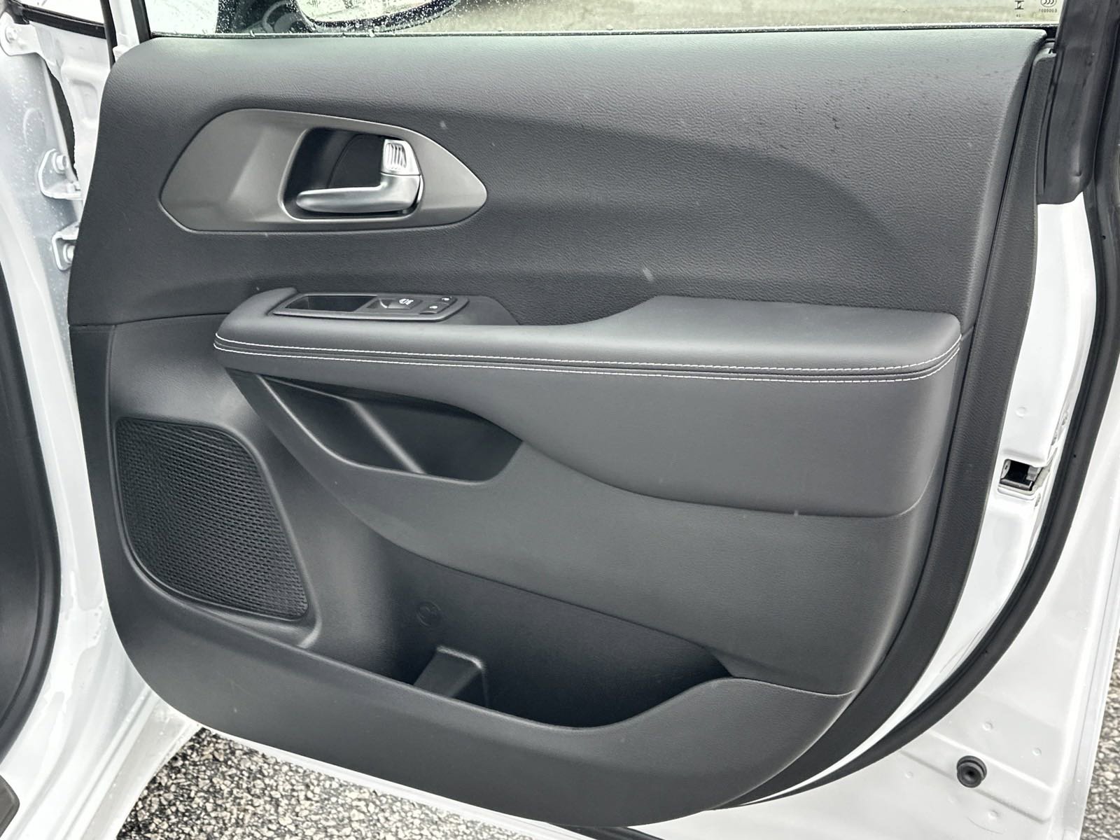 2025 Chrysler Voyager LX photo 15