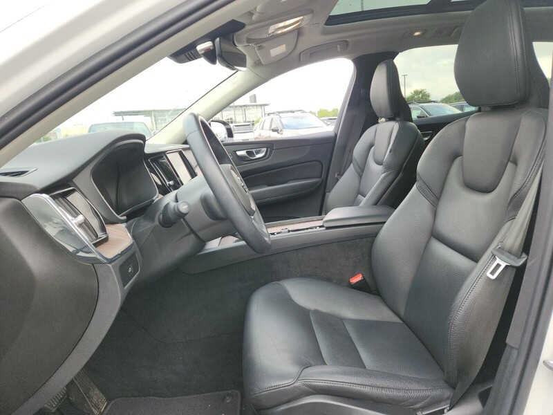 2023 Volvo XC60 B5 Plus photo 8
