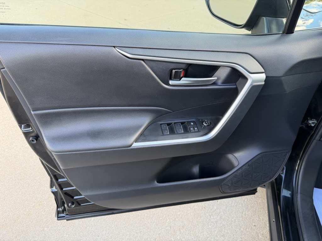 2024 Toyota RAV4 Hybrid XLE photo 4