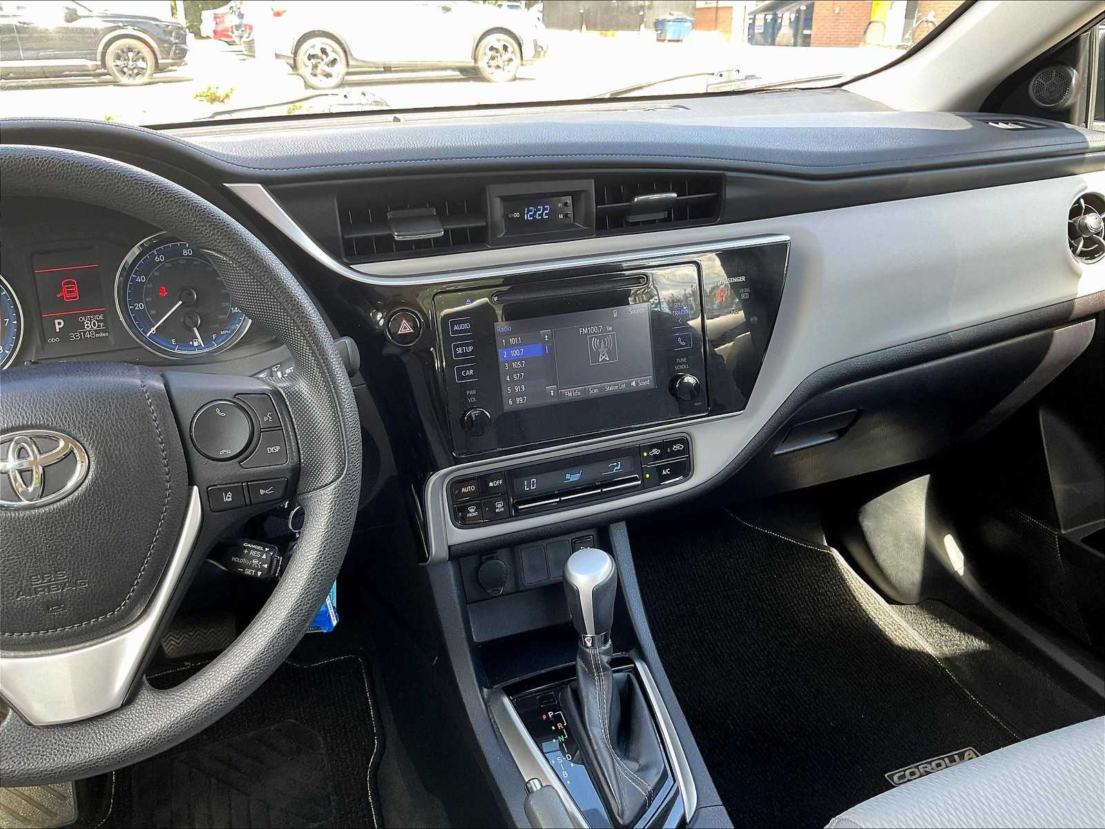 2017 Toyota Corolla LE photo 18