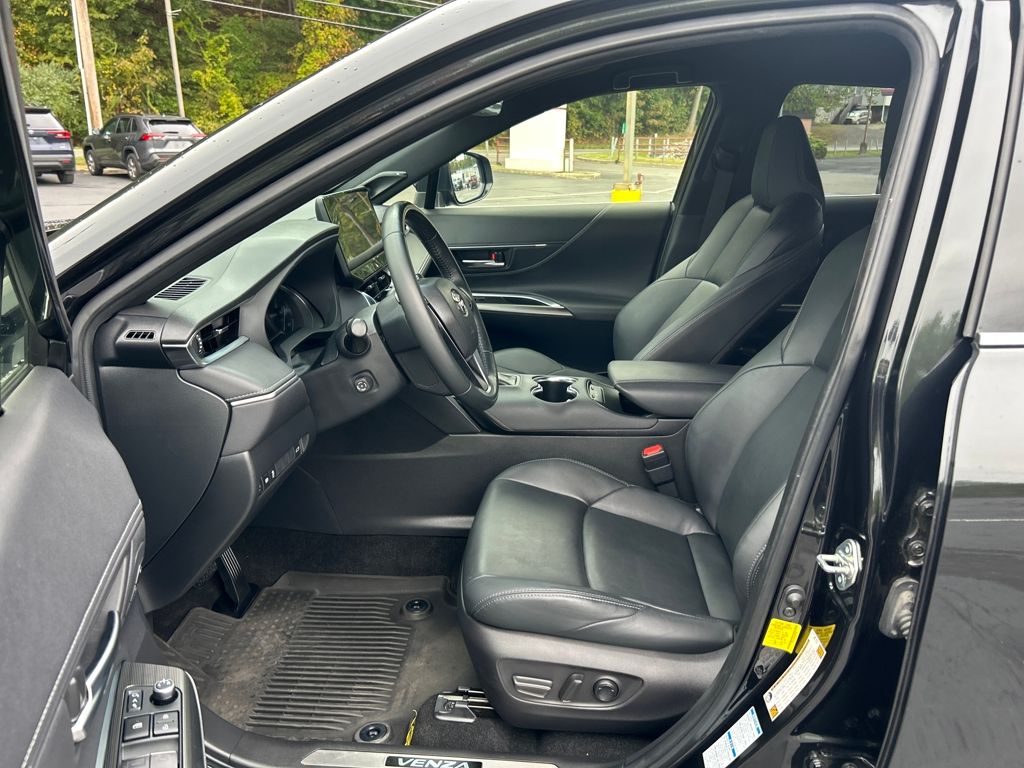 2022 Toyota Venza XLE photo 9