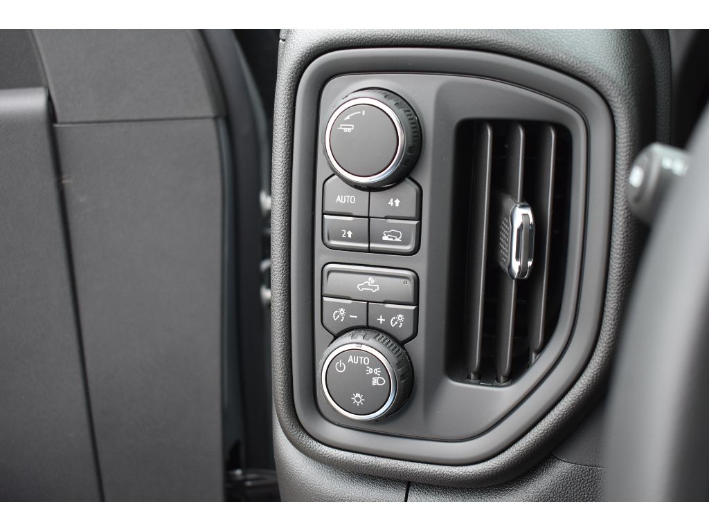 2025 Chevrolet Silverado 1500 Custom photo 19