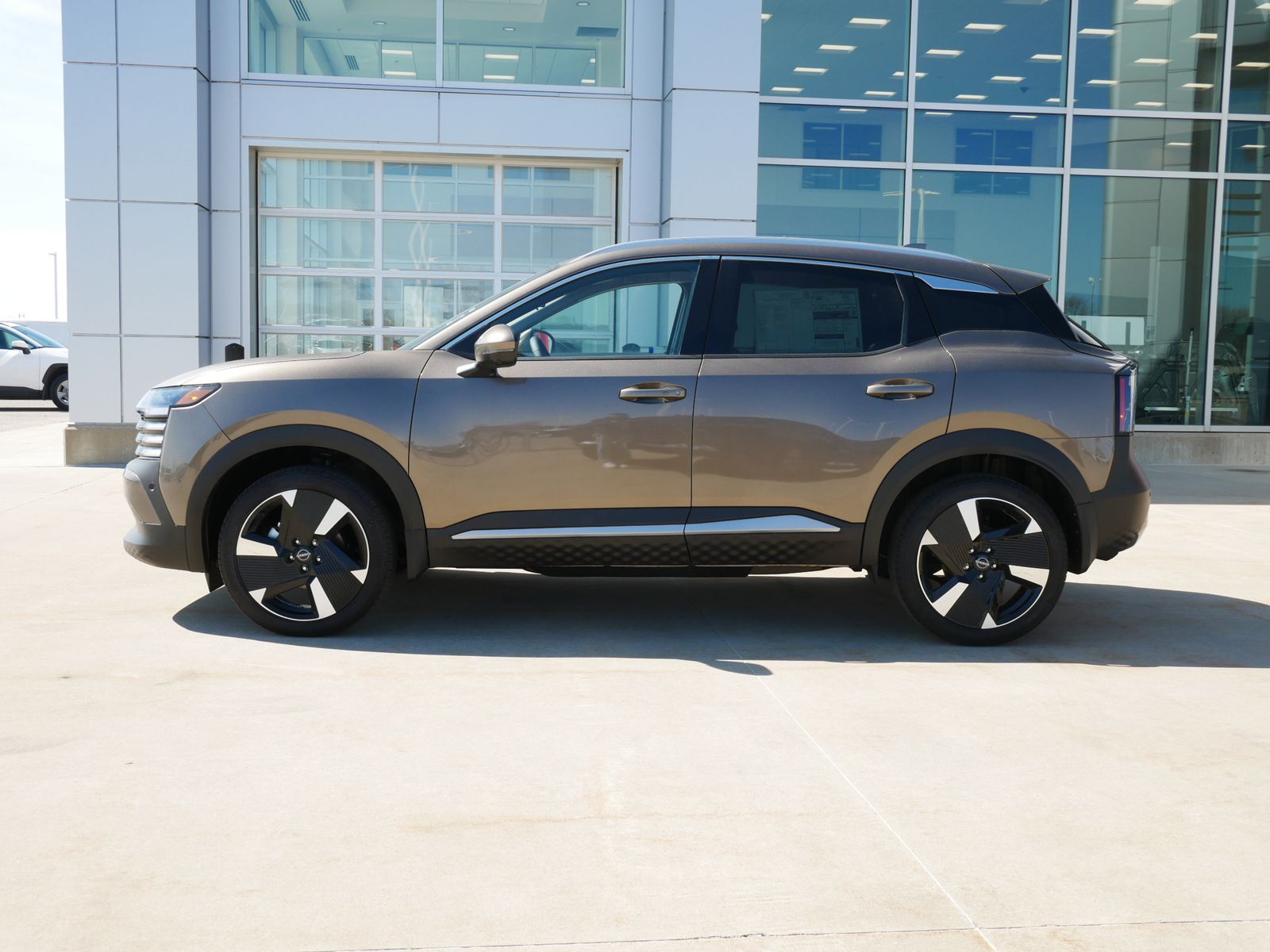 2025 Nissan Kicks SR photo 2
