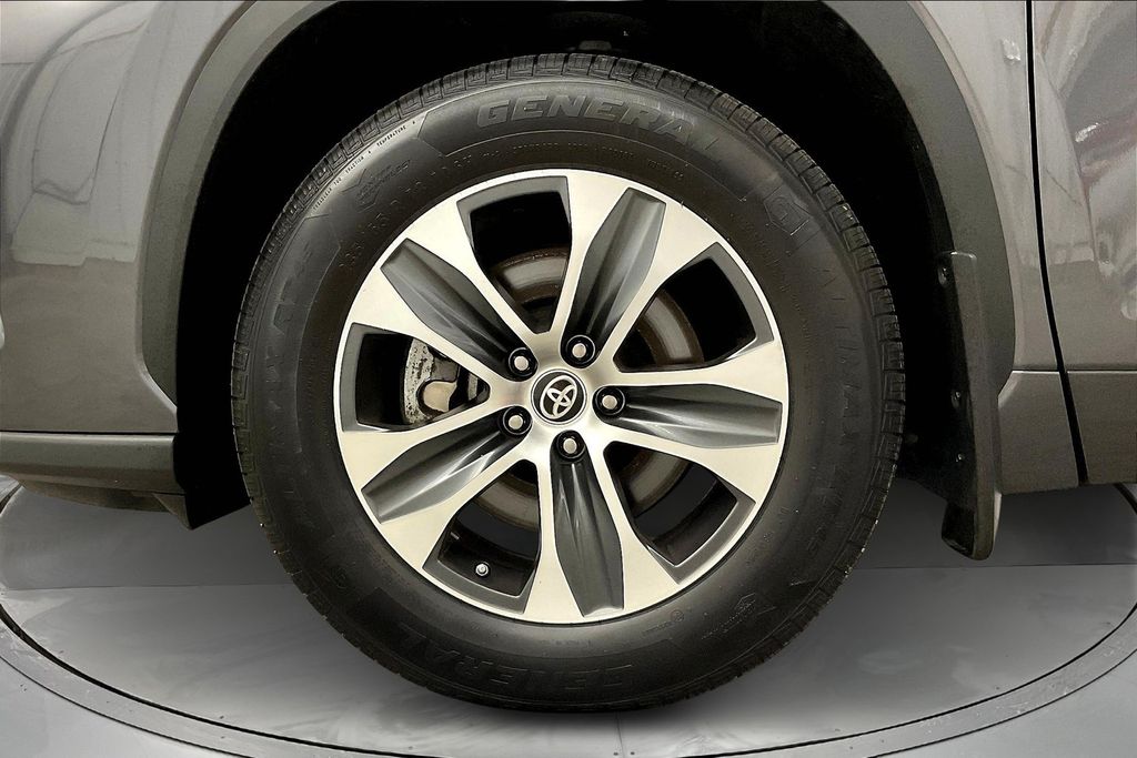 2022 Toyota Highlander Hybrid XLE photo 9