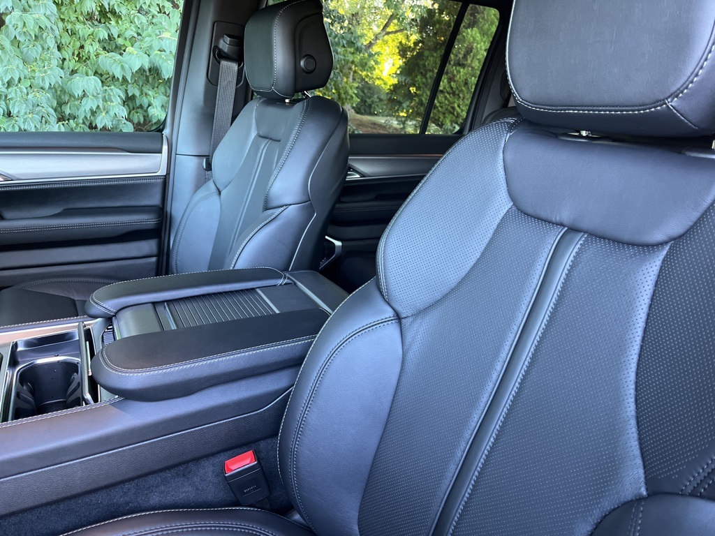 2025 Jeep Wagoneer Series II Carbide photo 27