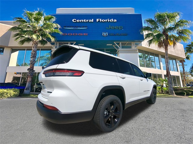 2025 Jeep Grand Cherokee Laredo Altitude photo 3